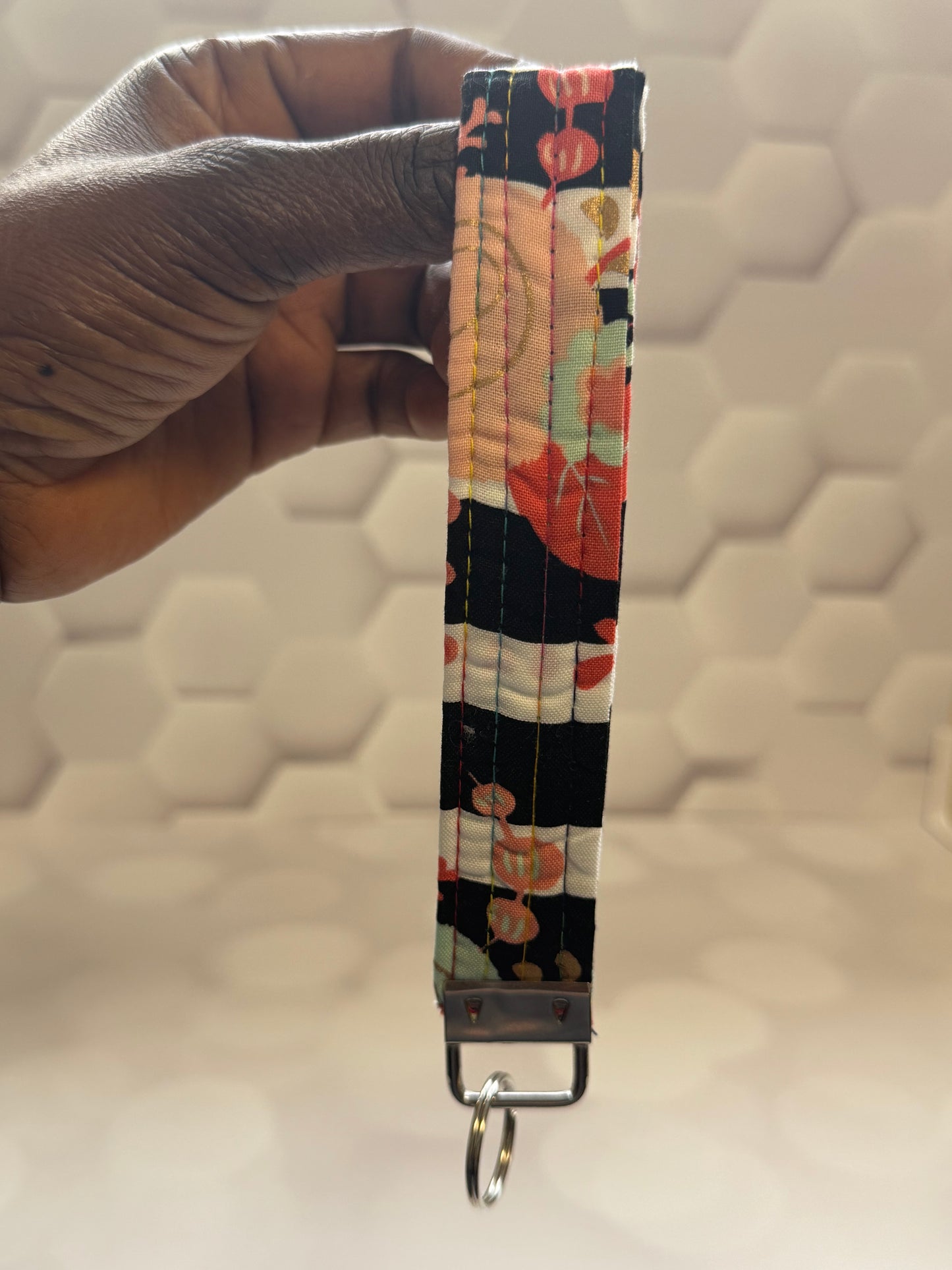 BLACK CREAM FLORAL WRISTLET