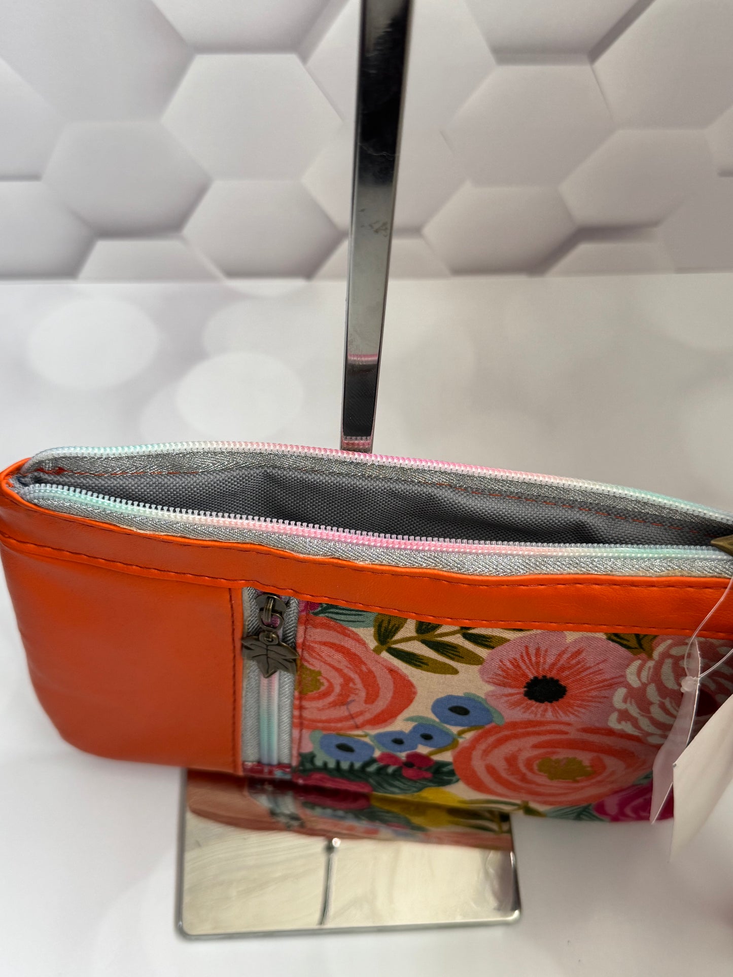 FLORAL ZIPPY CLUTCH