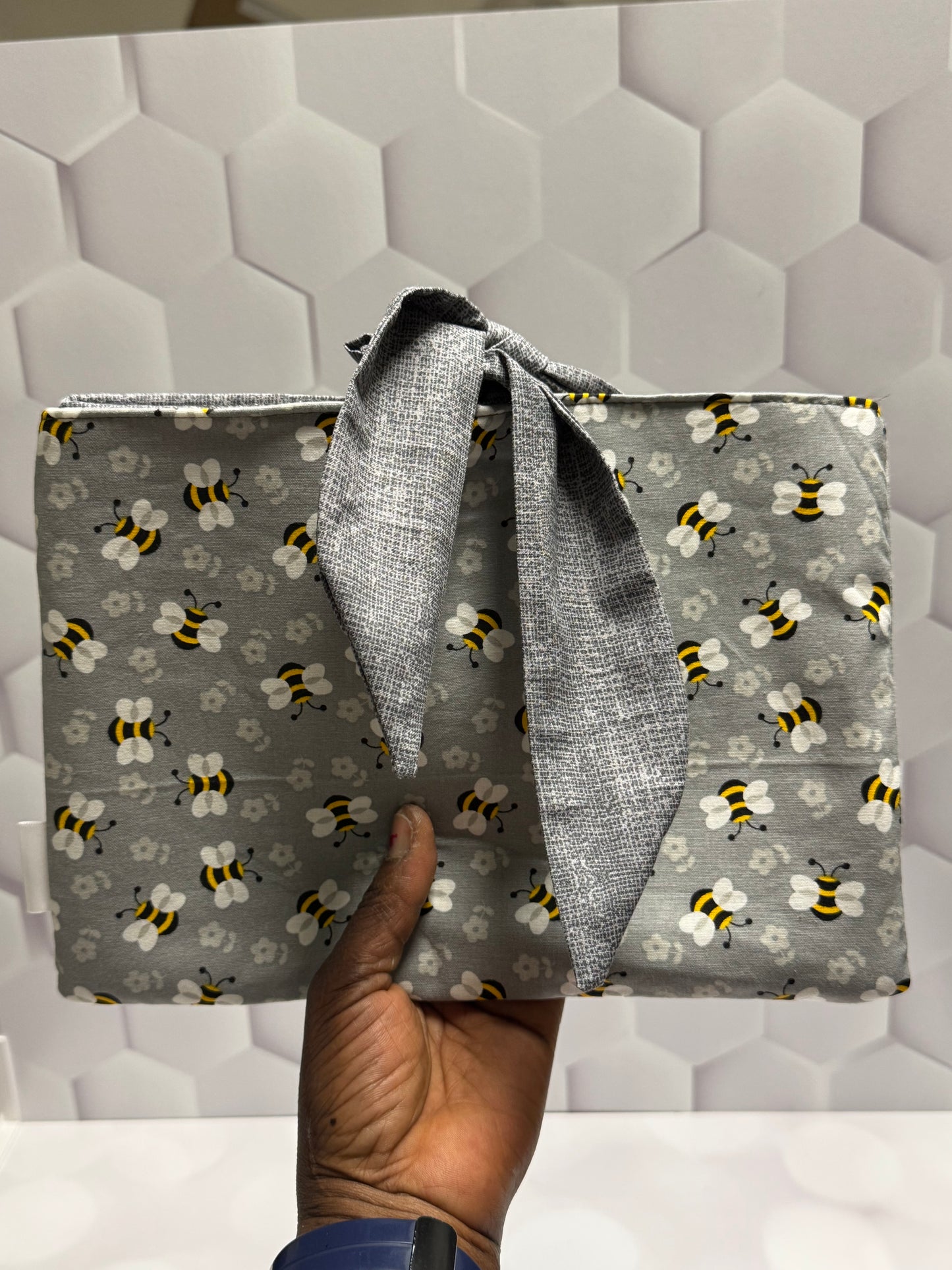BEE BOW BOOKSLEEVE